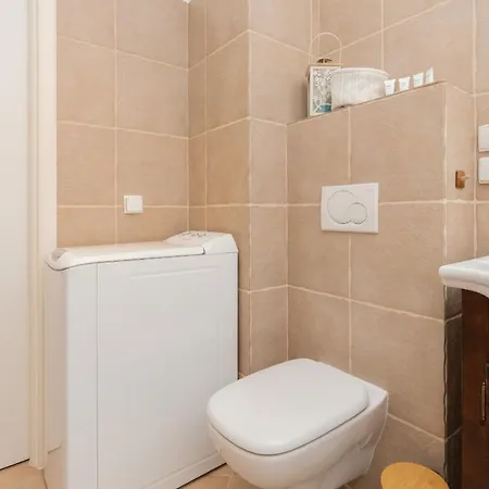 City Center With Balcony By Renters Apartment *